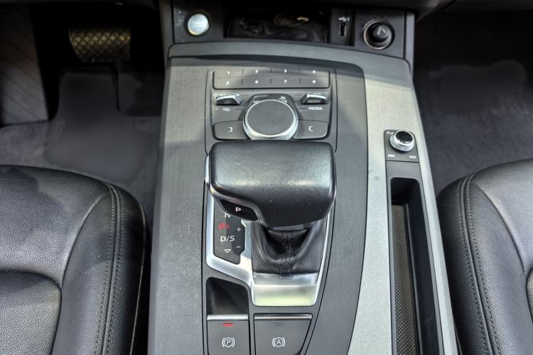 Used Audi Q5L 2018 40 TFSI Prestige Edition China VI Emission Standard Gear Lever
