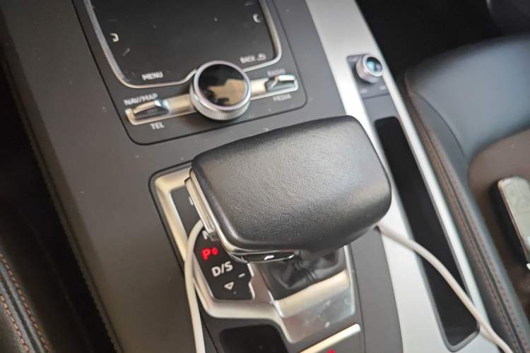 Used Audi Q5L 2018 40 TFSI Prestige Fashion Edition China VI Gear Lever