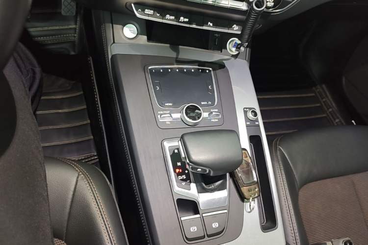 Used Audi Q5L 2018 40 TFSI Prestige Fashion Edition China VI Gear Lever
