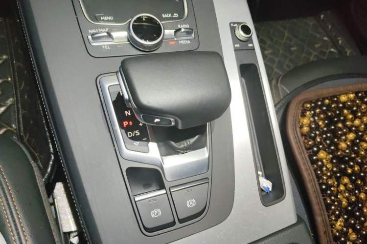 Used Audi Q5L 2018 40 TFSI Prestige Fashion Edition China VI Gear Lever