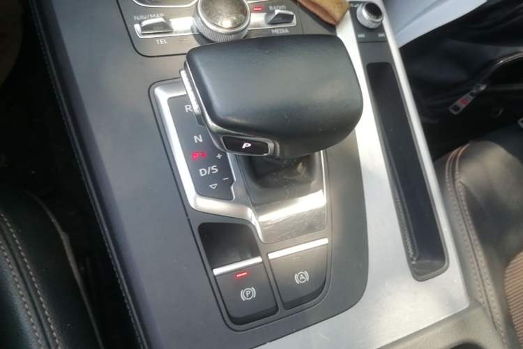Used Audi Q5L 2018 40 TFSI Prestige Fashion Edition China V Gear Lever