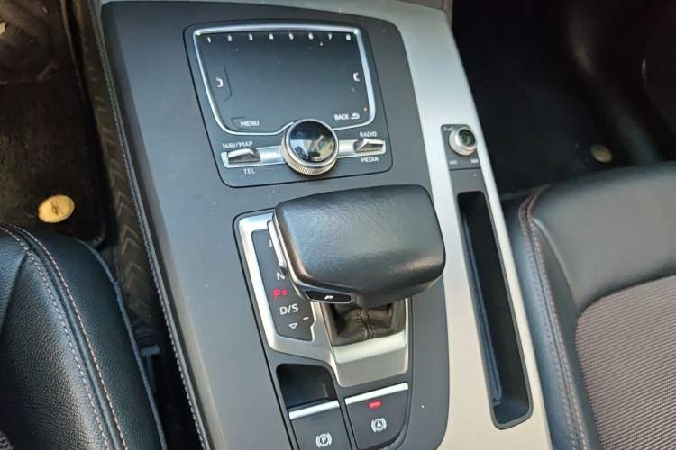 Used Audi Q5L 2018 40 TFSI Prestige Fashion Edition China VI Gear Lever