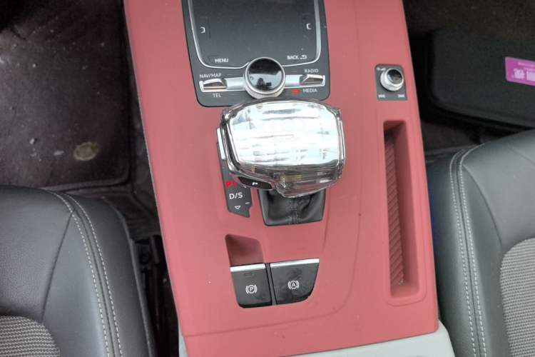 Used Audi Q5L 2018 45 TFSI Prestige Fashion Edition China VI Emission Standard Gear Lever