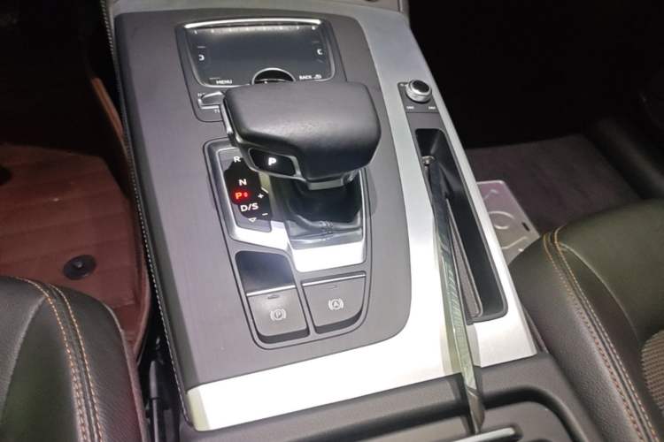 Used Audi Q5L 2018 40 TFSI Prestige Fashion Edition China VI Gear Lever