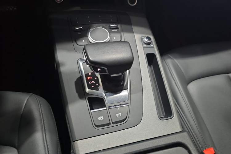 Used Audi Q5L 2018 40 TFSI Prestige Edition China VI Emission Standard Gear Lever