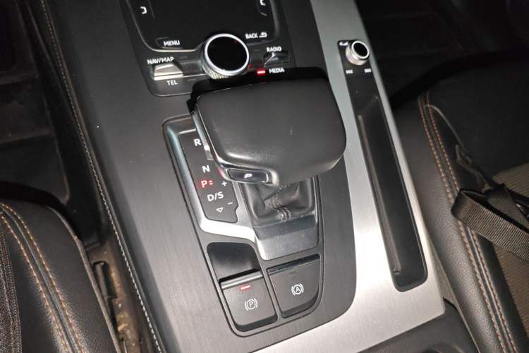 Used Audi Q5L 2018 40 TFSI Prestige Fashion Edition China VI Gear Lever
