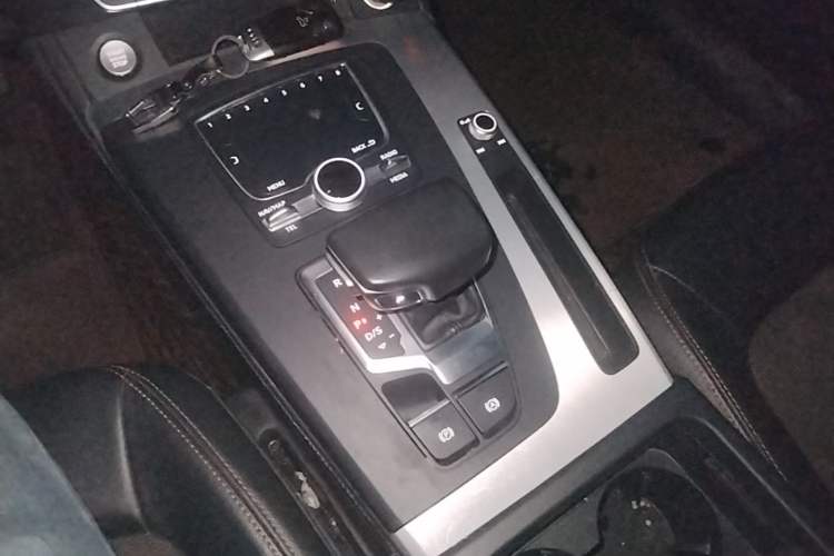 Used Audi Q5L 2018 40 TFSI Prestige Fashion Edition China VI Gear Lever