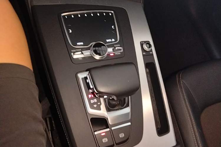 Used Audi Q5L 2018 40 TFSI Prestige Fashion Edition China VI Gear Lever