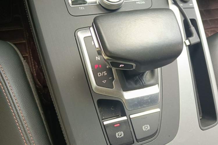 Used Audi Q5L 2018 40 TFSI Prestige Fashion Edition China VI Gear Lever