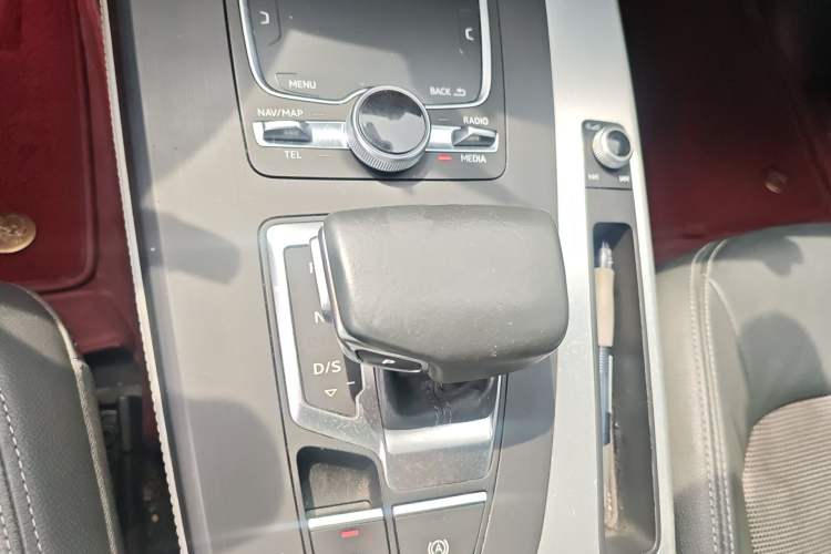Used Audi Q5L 2018 40 TFSI Prestige Fashion Edition China VI Gear Lever