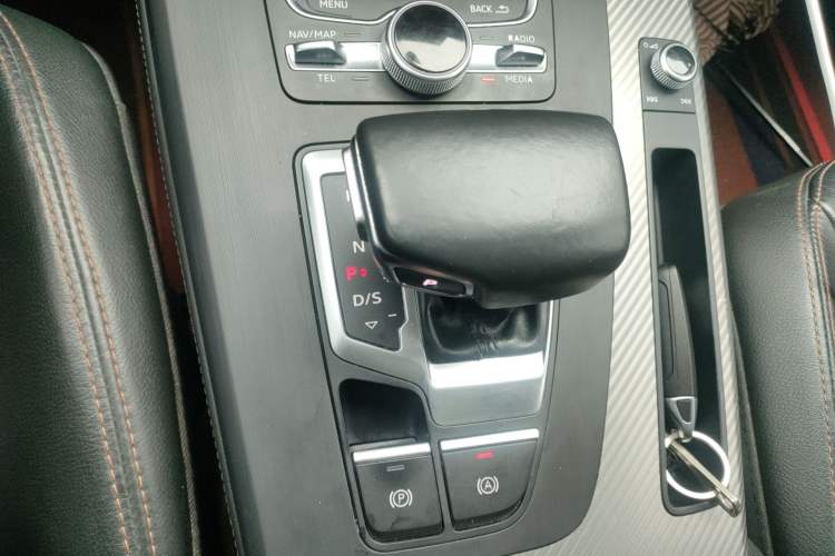 Used Audi Q5L 2018 45 TFSI Prestige Fashion Edition China V Emission Standard Gear Lever
