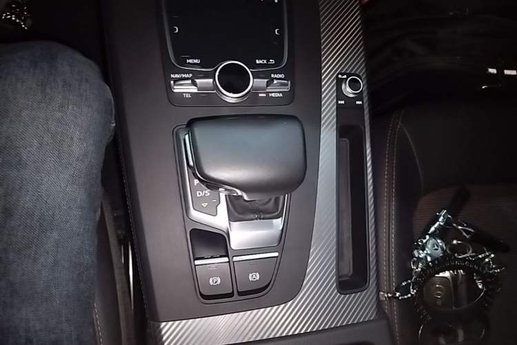 Used Audi Q5L 2018 45 TFSI Prestige Fashion Edition China V Emission Standard Gear Lever