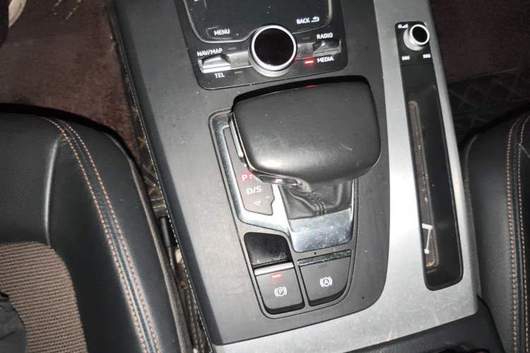 Used Audi Q5L 2018 40 TFSI Prestige Fashion Edition China VI Gear Lever