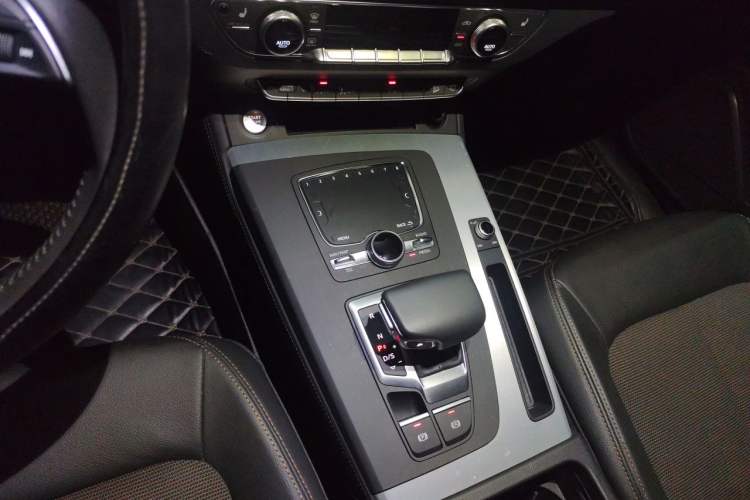 Used Audi Q5L 2018 40 TFSI Prestige Fashion Edition China VI Gear Lever