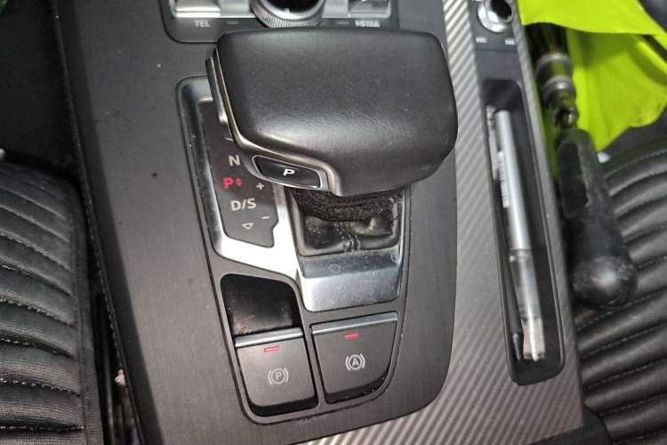 Used Audi Q5L 2018 45 TFSI Prestige Fashion Edition China V Emission Standard Gear Lever