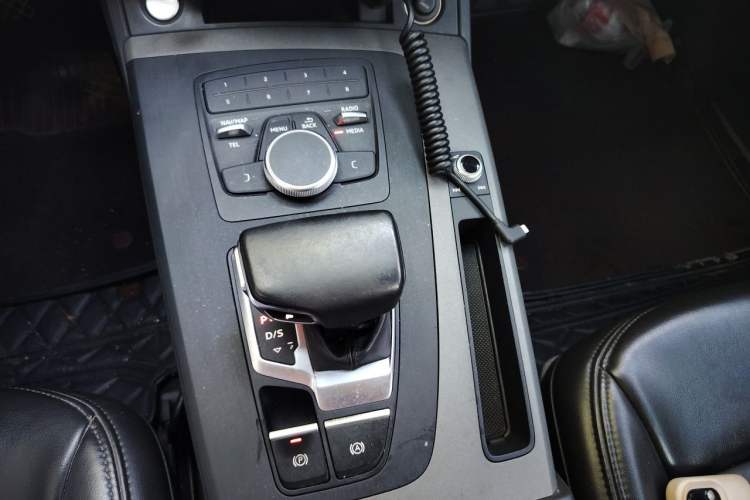 Used Audi Q5L 2018 40 TFSI Prestige Edition China VI Emission Standard Gear Lever
