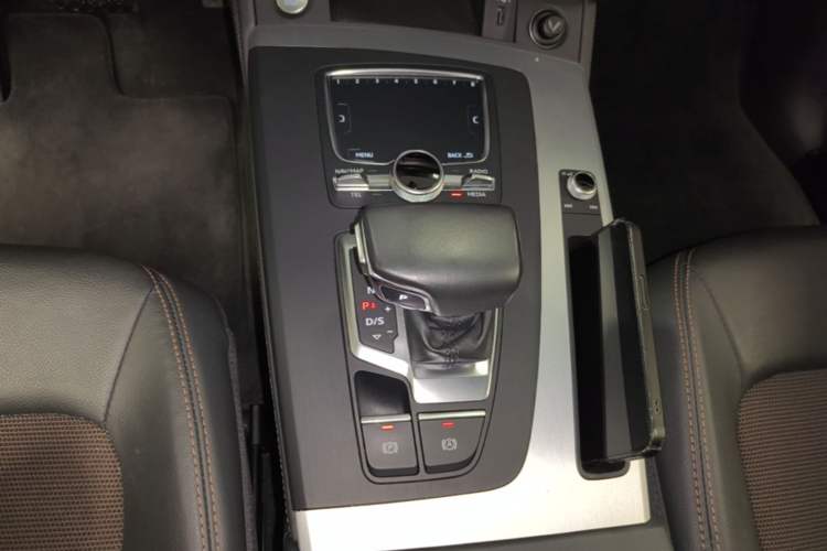 Used Audi Q5L 2018 40 TFSI Prestige Fashion Edition China VI Gear Lever