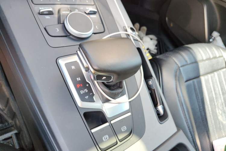 Used Audi Q5L 2018 40 TFSI Prestige Edition China VI Emission Standard Gear Lever