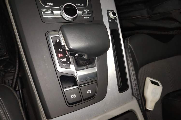 Used Audi Q5L 2018 40 TFSI Prestige Fashion Edition China VI Gear Lever