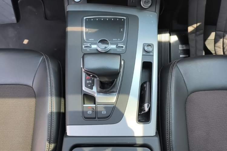 Used Audi Q5L 2018 40 TFSI Prestige Fashion Edition China VI Gear Lever
