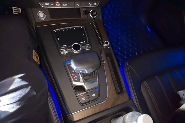 Used Audi Q5L 2018 40 TFSI Prestige Fashion Edition China VI Gear Lever