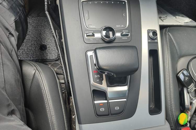 Used Audi Q5L 2018 40 TFSI Prestige Fashion Edition China VI Gear Lever
