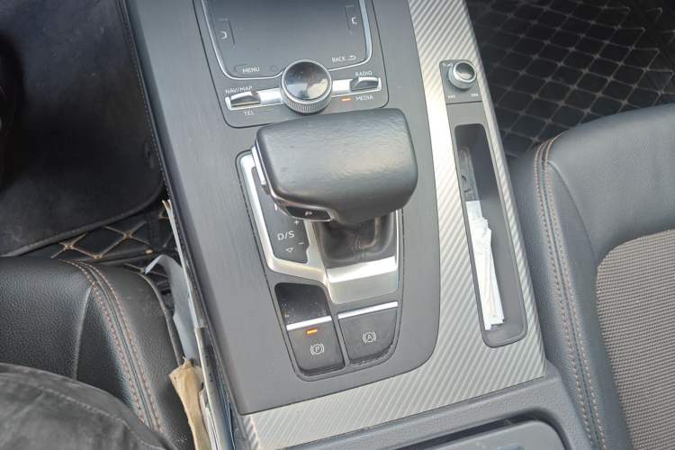 Used Audi Q5L 2018 45 TFSI Prestige Fashion Edition China V Emission Standard Gear Lever