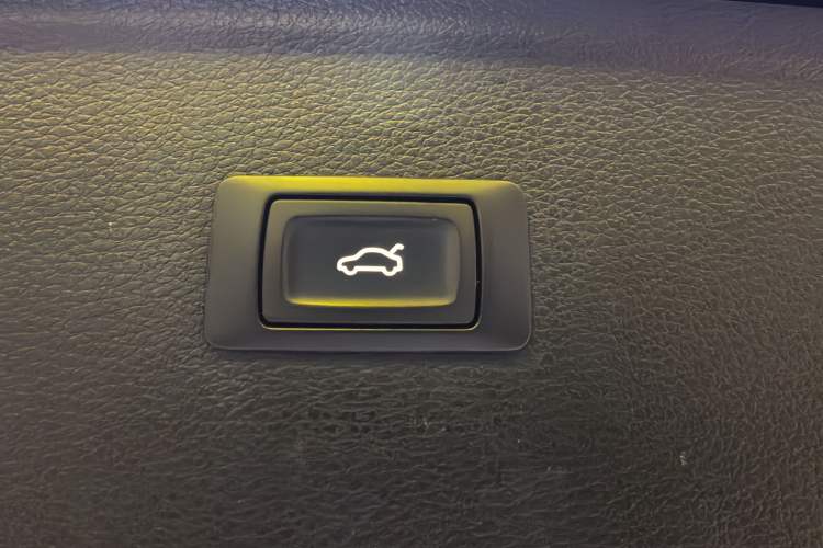 Used Audi Q5L 2018 40 TFSI Prestige Edition China VI Emission Standard Headliner