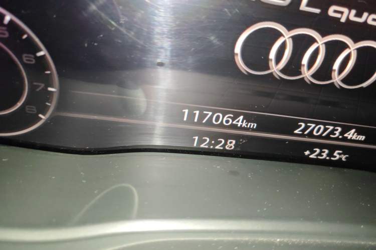 Used Audi Q5L 2018 40 TFSI Prestige Fashion Edition China VI Odometer Close Up