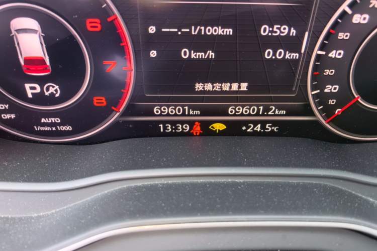 Used Audi Q5L 2018 40 TFSI Prestige Fashion Edition China VI Odometer Close Up