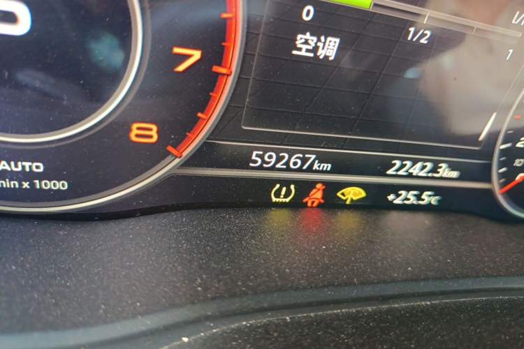 Used Audi Q5L 2018 40 TFSI Prestige Fashion Edition China V Odometer Close Up