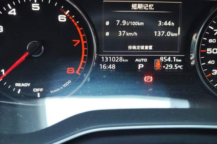 Used Audi Q5L 2018 40 TFSI Prestige Edition China VI Emission Standard Odometer Close Up
