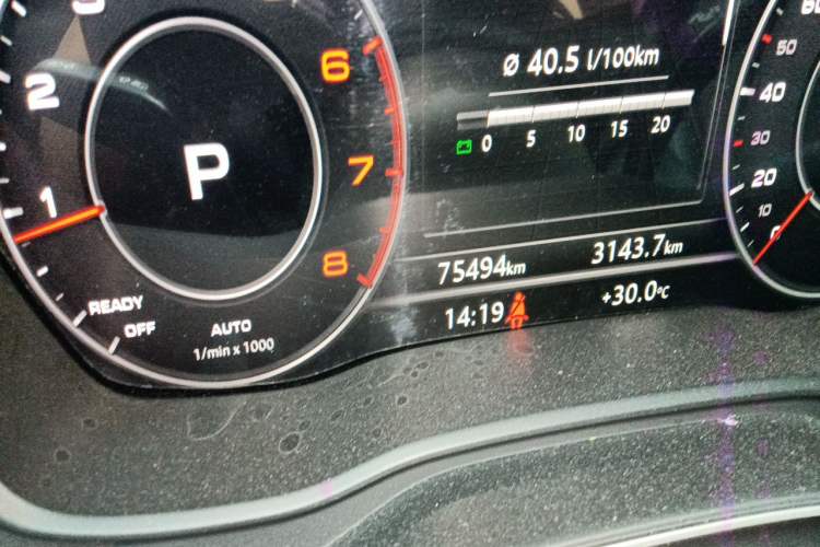 Used Audi Q5L 2018 40 TFSI Prestige Fashion Edition China VI Odometer Close Up