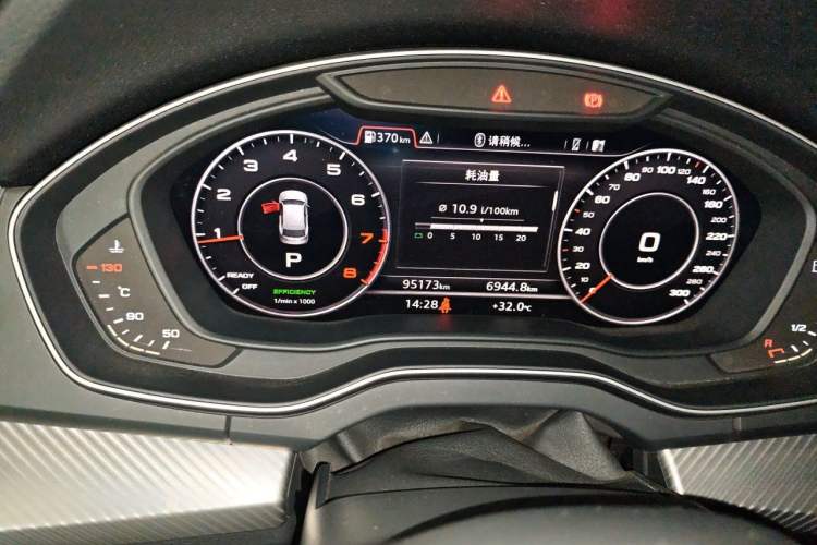 Used Audi Q5L 2018 45 TFSI Prestige Fashion Edition China V Emission Standard Odometer Close Up