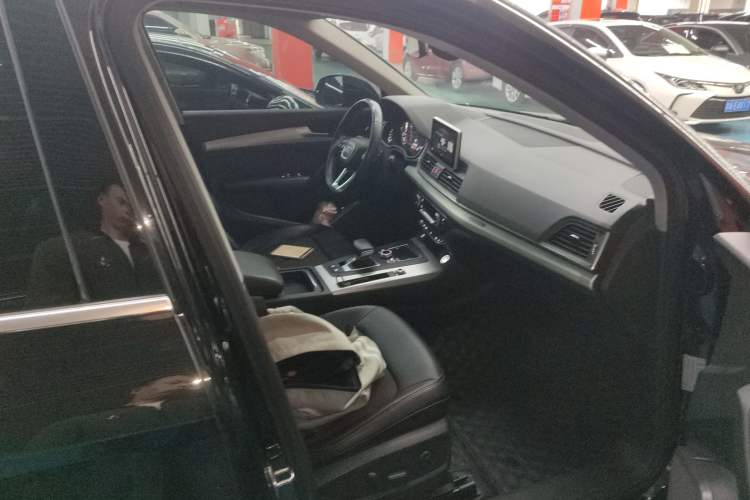 Used Audi Q5L 2018 40 TFSI Prestige Fashion Edition China VI Right Front Seat