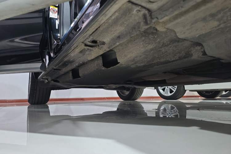 Used Audi Q5L 2018 40 TFSI Prestige Edition China VI Emission Standard Right Side Sill