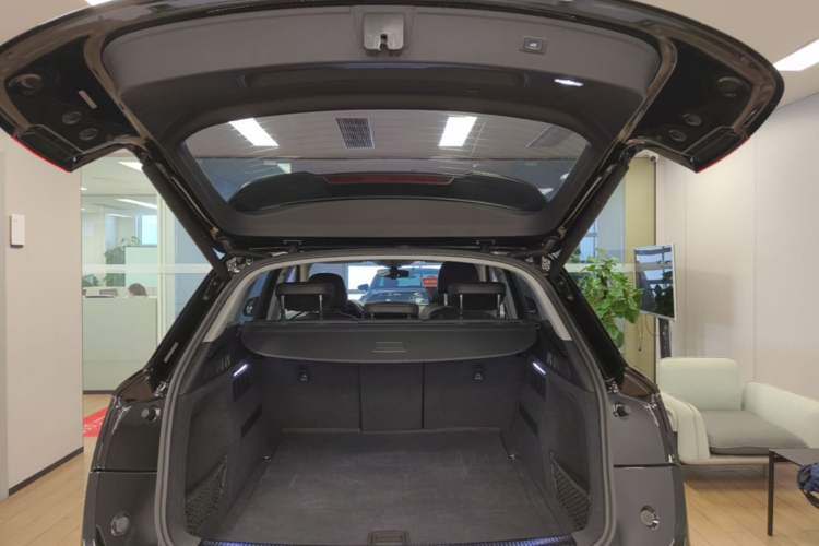 Used Audi Q5L 2018 40 TFSI Prestige Fashion Edition China VI Trunk