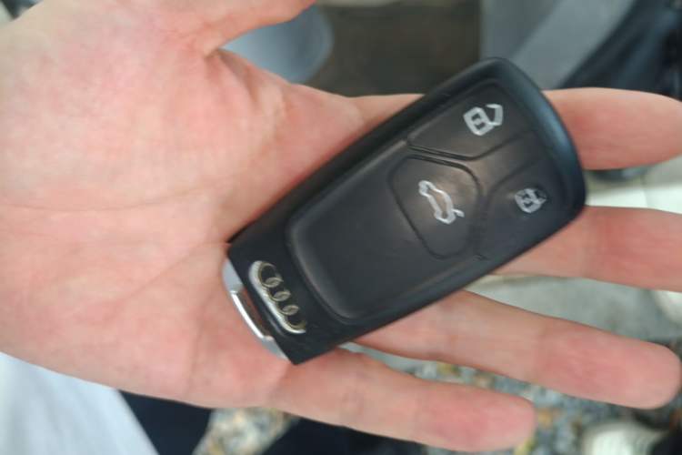 Used Audi Q5L 2018 40 TFSI Prestige Fashion Edition China VI Vehicle Key