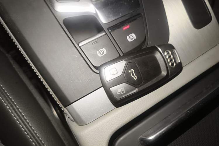 Used Audi Q5L 2018 40 TFSI Prestige Fashion Edition China VI Vehicle Key