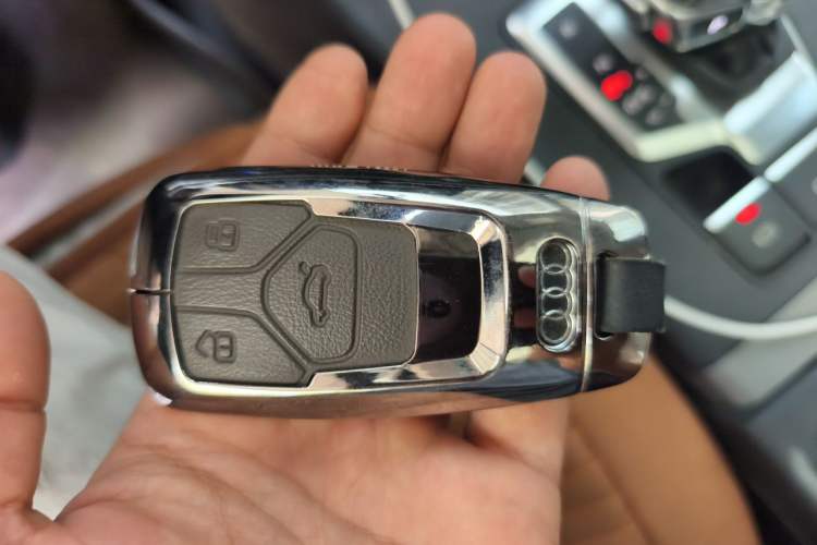Used Audi Q5L 2018 40 TFSI Prestige Edition China VI Emission Standard Vehicle Key