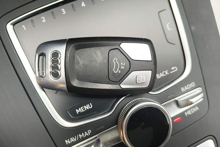 Used Audi Q5L 2018 45 TFSI Prestige Fashion Edition China VI Emission Standard Vehicle Key