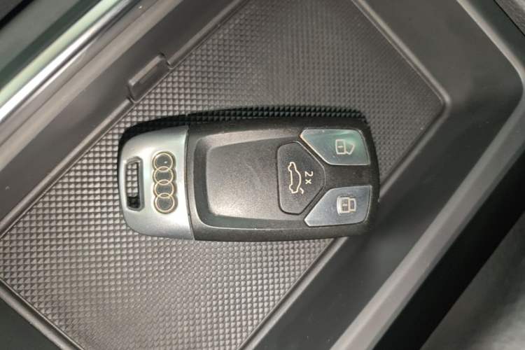 Used Audi Q5L 2018 40 TFSI Prestige Edition China VI Emission Standard Vehicle Key