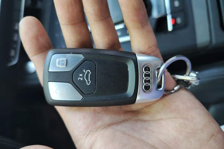 Used Audi Q5L 2018 40 TFSI Prestige Edition China VI Emission Standard Vehicle Key