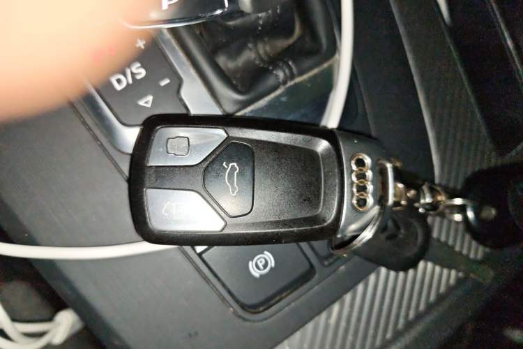 Used Audi Q5L 2018 45 TFSI Prestige Fashion Edition China V Emission Standard Vehicle Key