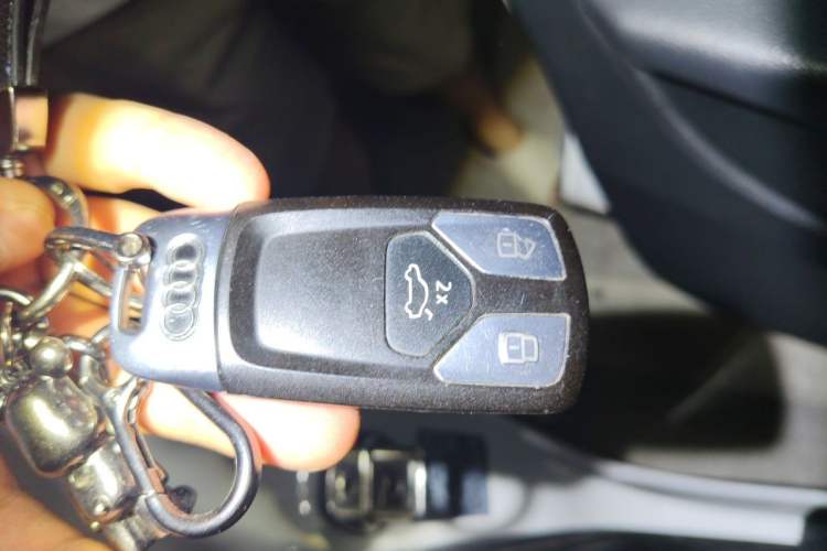 Used Audi Q5L 2018 40 TFSI Prestige Edition China VI Emission Standard Vehicle Key
