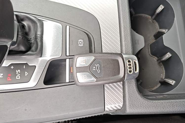 Used Audi Q5L 2018 45 TFSI Prestige Fashion Edition China VI Emission Standard Vehicle Key