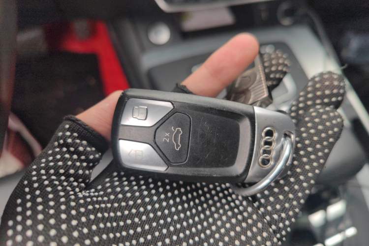 Used Audi Q5L 2018 40 TFSI Prestige Fashion Edition China VI Vehicle Key