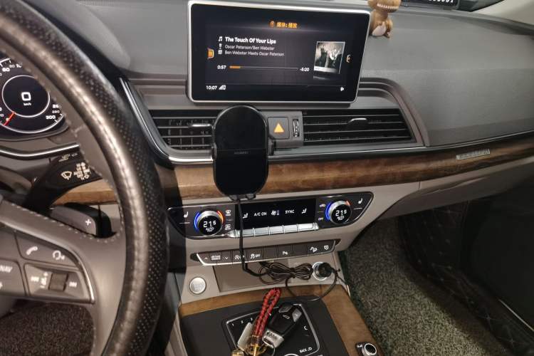 Used Audi Q5L 2018 40 TFSI Prestige Fashion Edition China VI Audio And AC Panel
