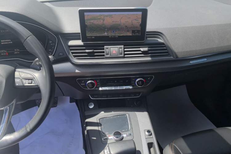 Used Audi Q5L 2018 45 TFSI Prestige Fashion Edition China V Emission Standard Audio And AC Panel