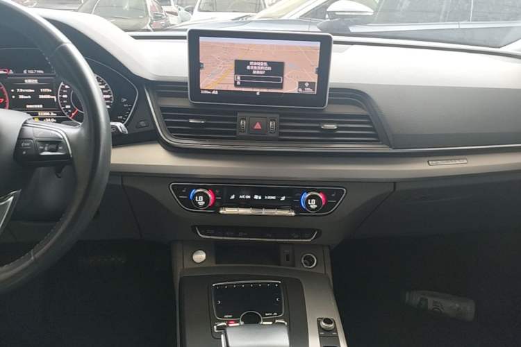 Used Audi Q5L 2018 40 TFSI Prestige Fashion Edition China VI Audio And AC Panel